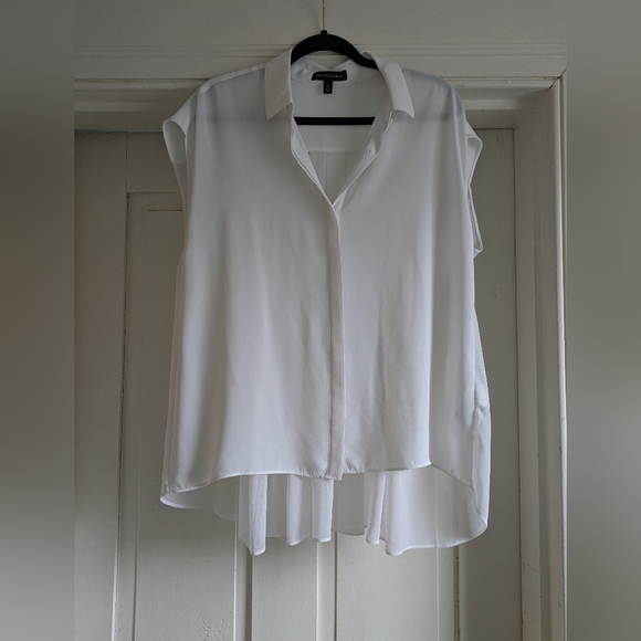 Banana Republic Tops - Banana Republic White Short Sleeve Blouse w/ Pleated Back- M